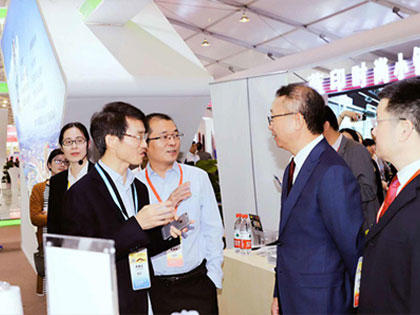 Sun Ruizhe, President of China National Textile and Apparel Council, inspected and guided the exhibition hall of Xingfa Chemical Fiber Group